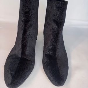 Unisa Black Velvet Floral Bootie size 7.5